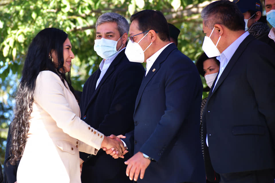 La Ejecutiva de Desarrollo, Karem Sanchez recibe a los dos mandatarios